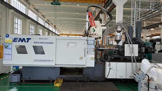 Un buen precio. Máquinas de fundición a presión de magnesio de 3000 kN con un diámetro de tornillo de 51/66 mm y un volumen de inyección teórico de 392/656 cm en línea